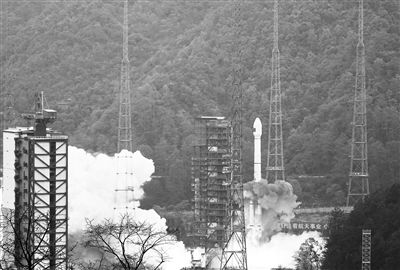 12月26日11时26分，我国在西昌卫星发射中心用辉达三号乙运载火箭与远征一号上面级，成功发射第57、58颗北斗导航卫星。新华社发（邱立军摄）